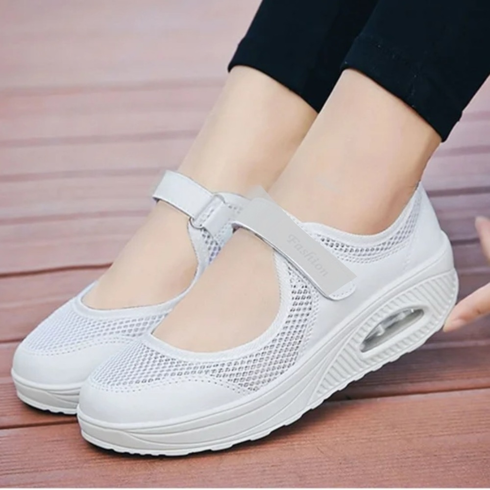 🔵”NWOT” White Memory Foam Git Up Sneakers